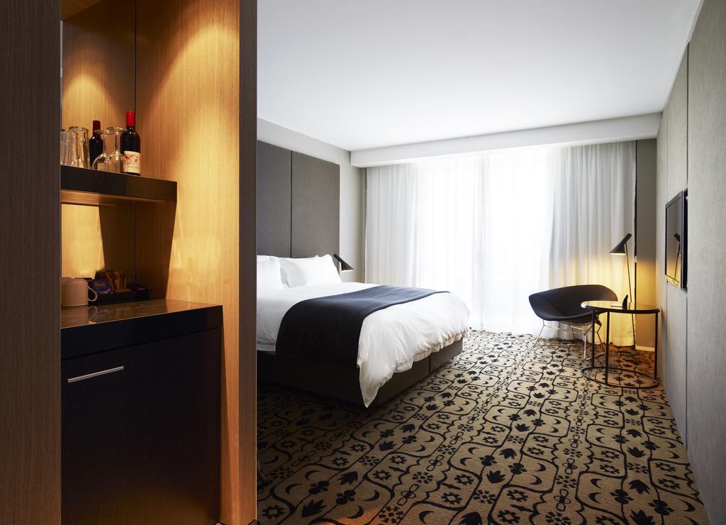 Burbury Hotel Canberra Room photo